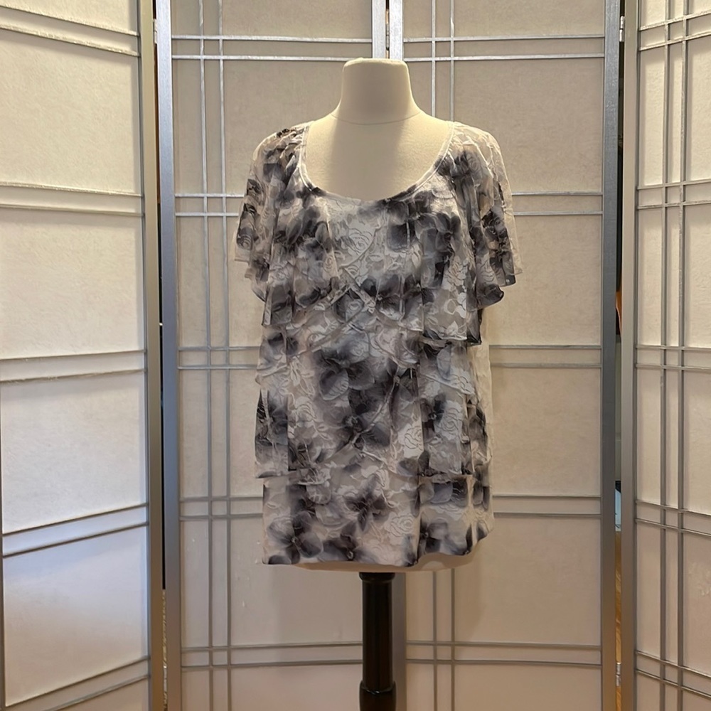 *AGB Woman White & Black Lacey Short Sleeved Top